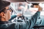 Senior za kierownicą: jak wiek wpływa na umiejętności i bezpieczeństwo na drodze
