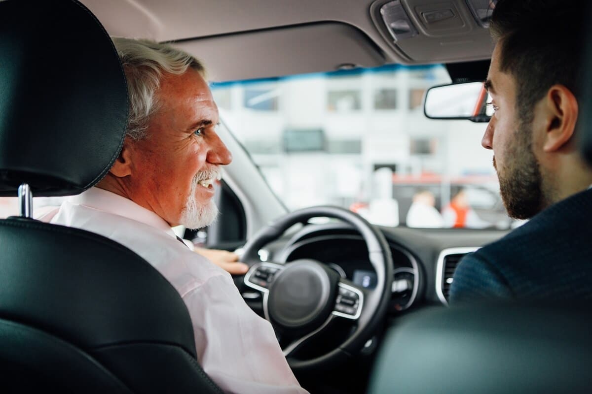 Senior za kółkiem: czy doświadczenie wygrywa z wiekiem?