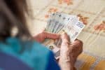 13. emerytura na rękę [2026]. Sprawdź, ile naprawdę dostaniesz – różnice sięgają ponad 230 zł [TABELA NETTO]