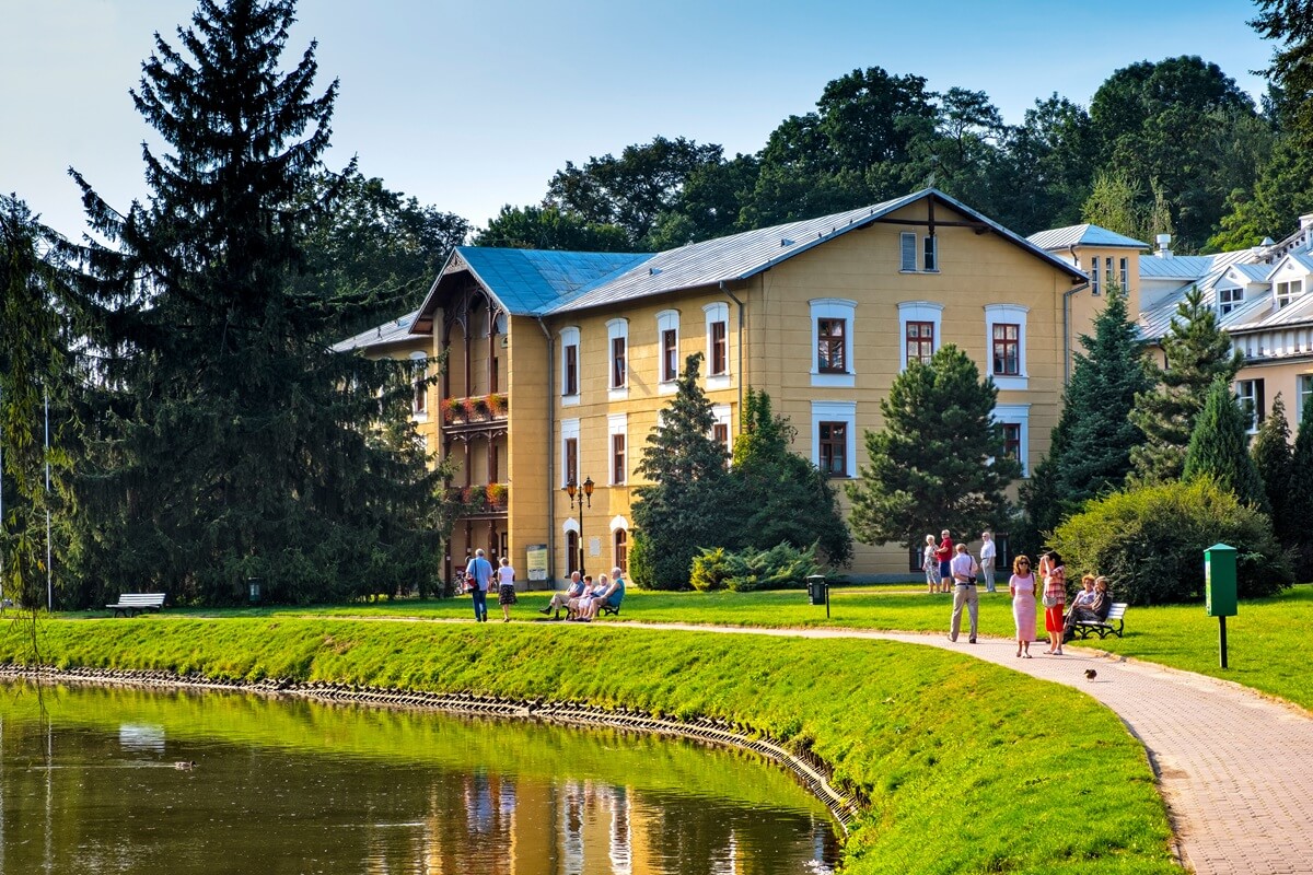 „Nie oczekujemy luksusów” SANATORIUM z NFZ oczami seniorów – o logistyce, warunkach pobytu, kosztach i systemie